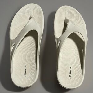 Aerosoles White Size 7 Women’s Flip Flops Sandles Slide On Shoes Summer Fall